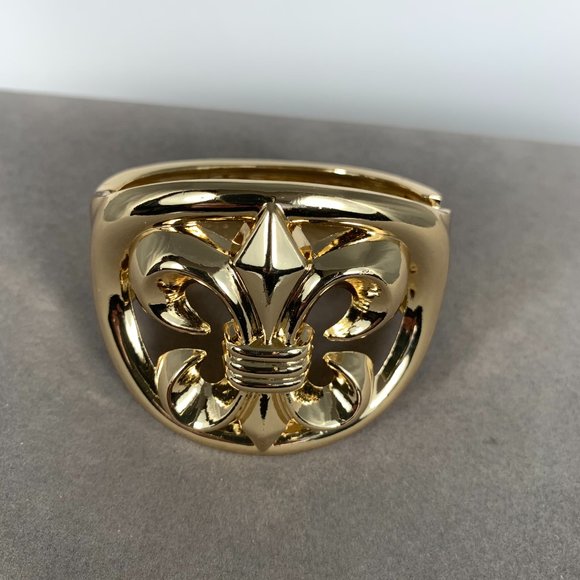 NEW Fleur De Lis Bangle in Gold Tone - Picture 1 of 6